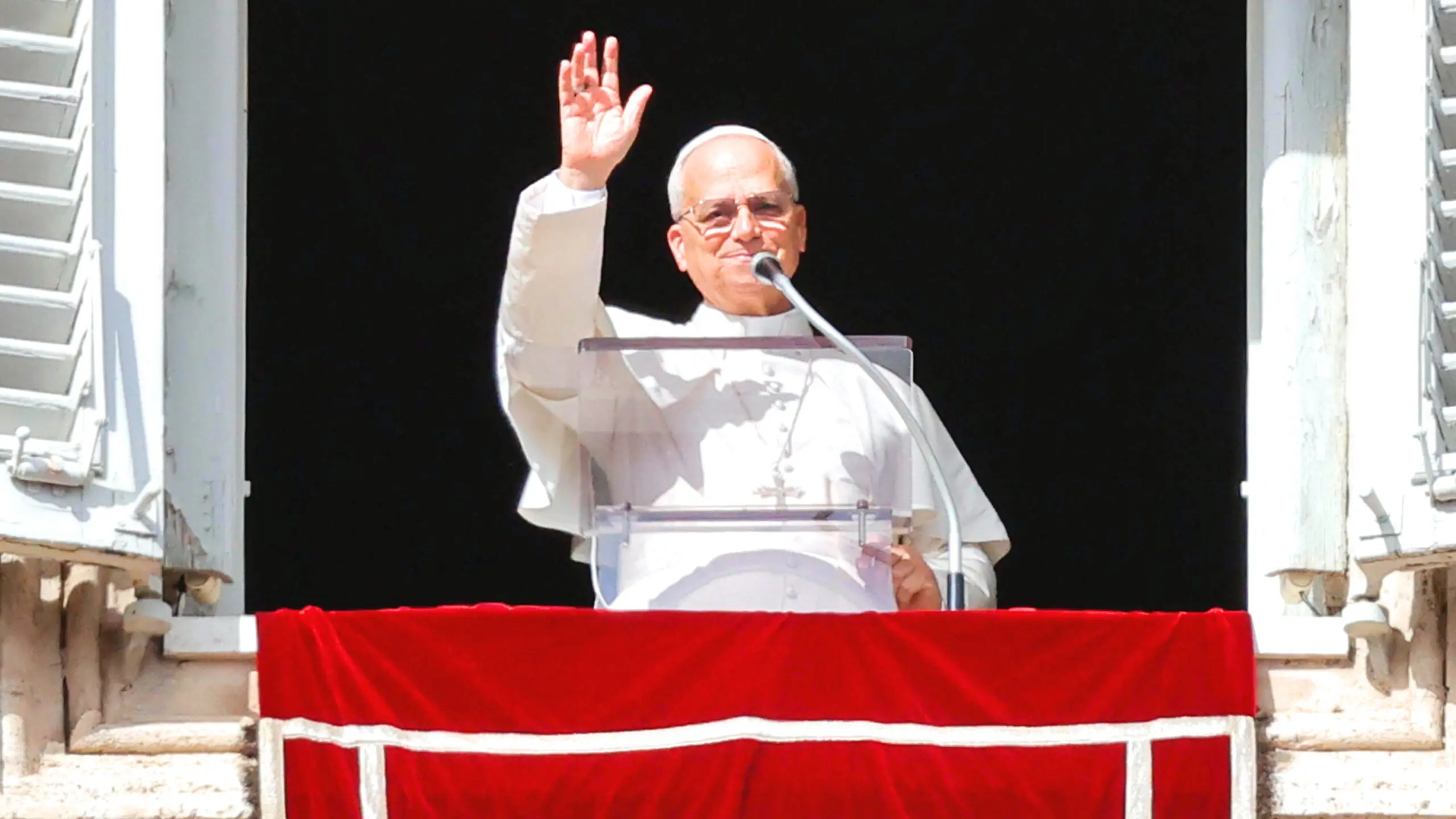 Papa Leão 14 acena para fiéis durante aparição pública no Vaticano.