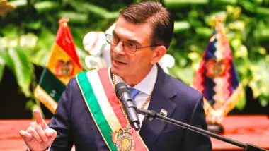 Presidente da Bolívia, Rodrigo Paz, realiza discurso de posse em La Paz, onde sinalizou a retomada das relações com os EUA para enfrentar a crise econômica.