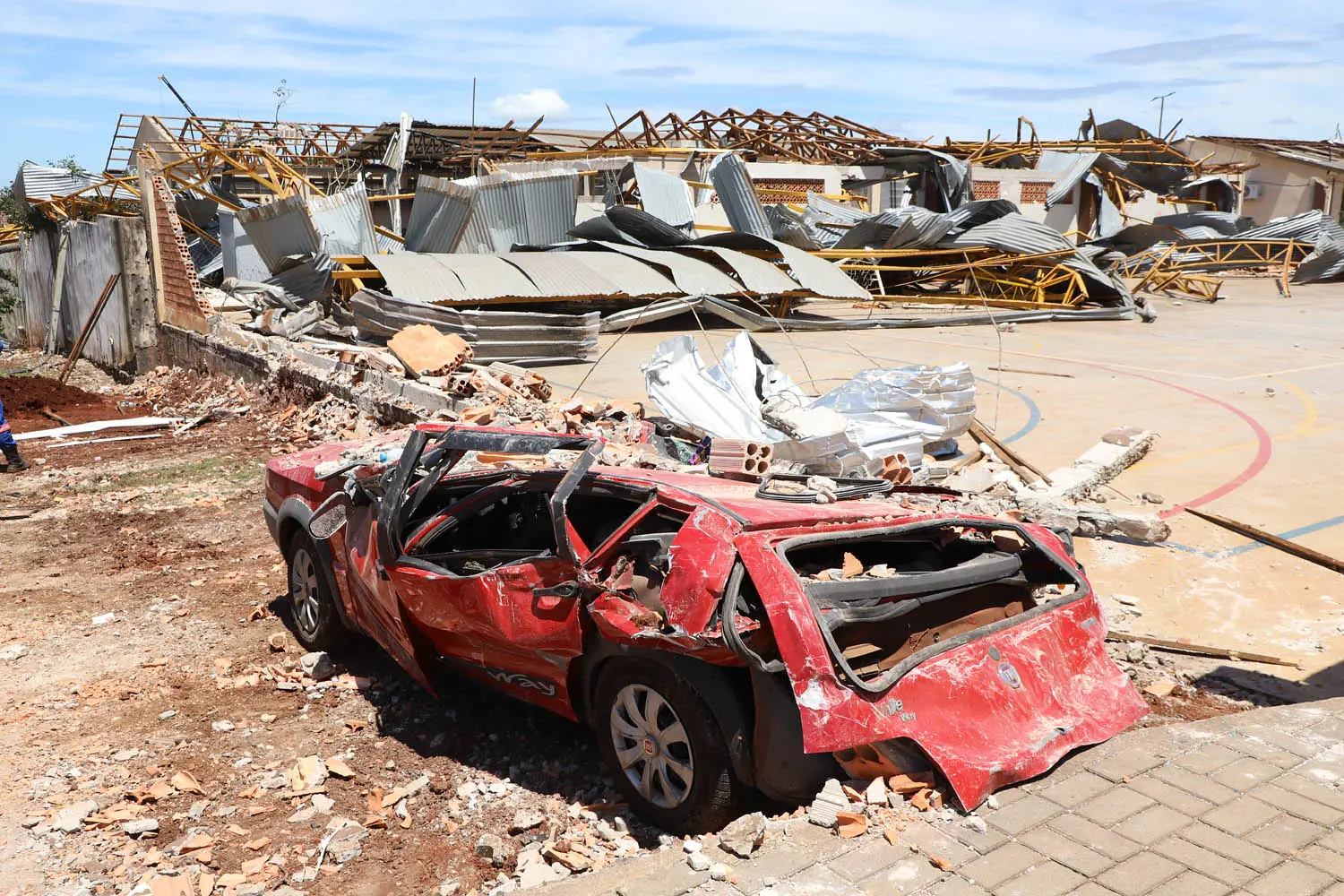 Destruição em Rio Bonito do Iguaçu após tornado no Paraná