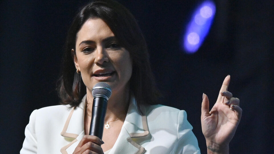 Pauta da oposição é saber se Michelle é uma esposa obediente