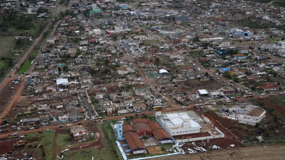 Mutirão com mais de 200 engenheiros atua em Rio Bonito do Iguaçu para reconstruir casas e escolas destruídas pelos ventos de 300 km/h.