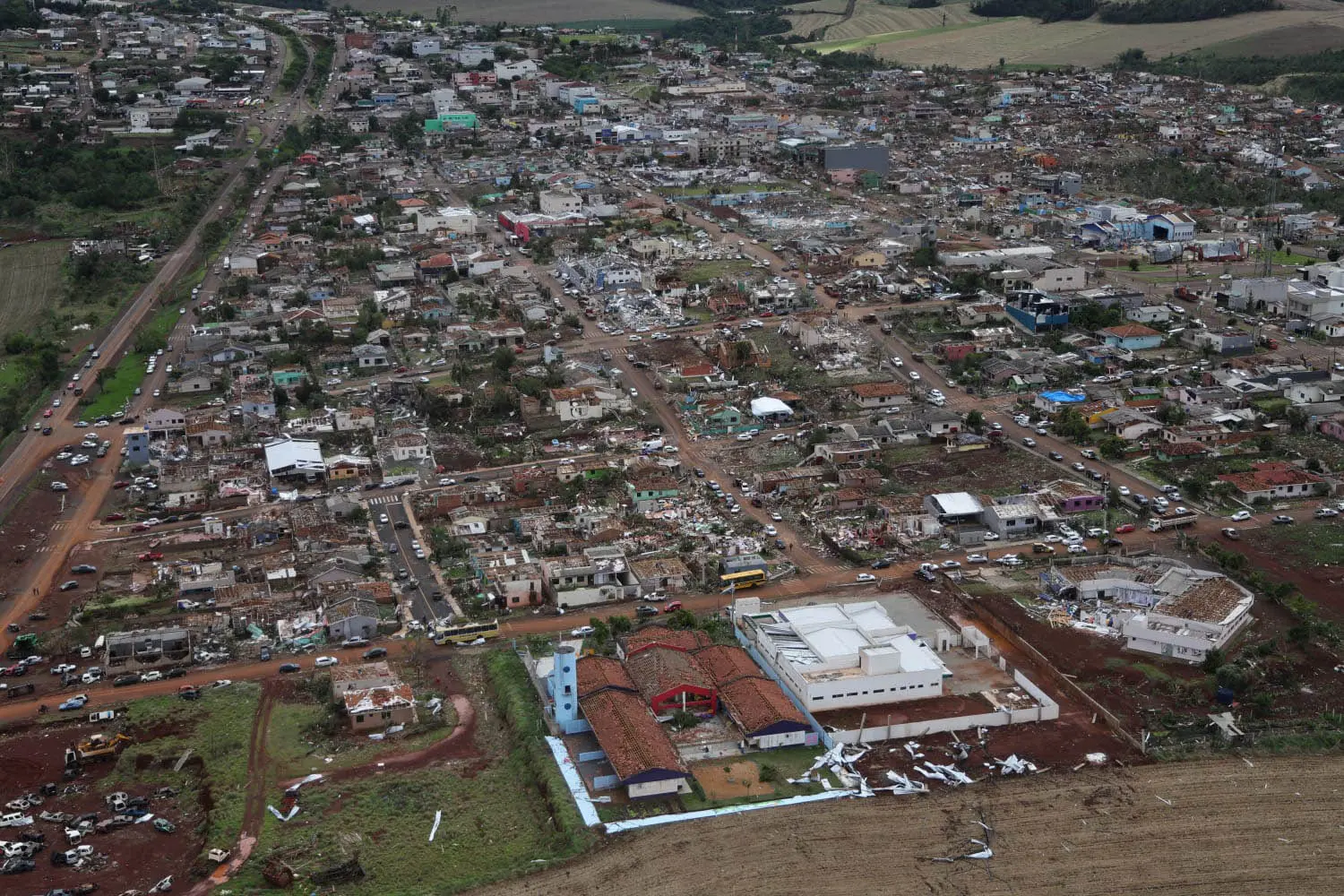 Mutirão com mais de 200 engenheiros atua em Rio Bonito do Iguaçu para reconstruir casas e escolas destruídas pelos ventos de 300 km/h.