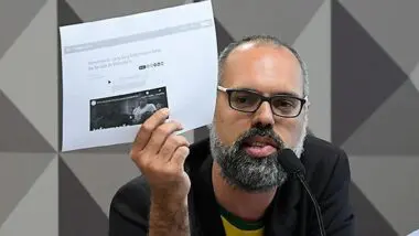 Carta aberta: Allan dos Santos, em sessão no Senado Federal. Atualmente nos Estados Unidos, Allan pede ajuda ao governo americano, em benefício de Jair Bolsonaro.