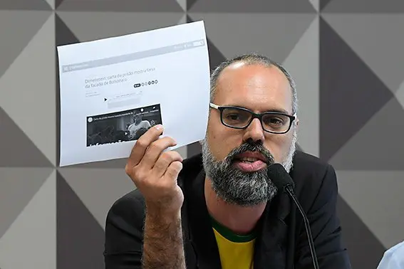 Carta aberta: Allan dos Santos, em sessão no Senado Federal. Atualmente nos Estados Unidos, Allan pede ajuda ao governo americano, em benefício de Jair Bolsonaro.