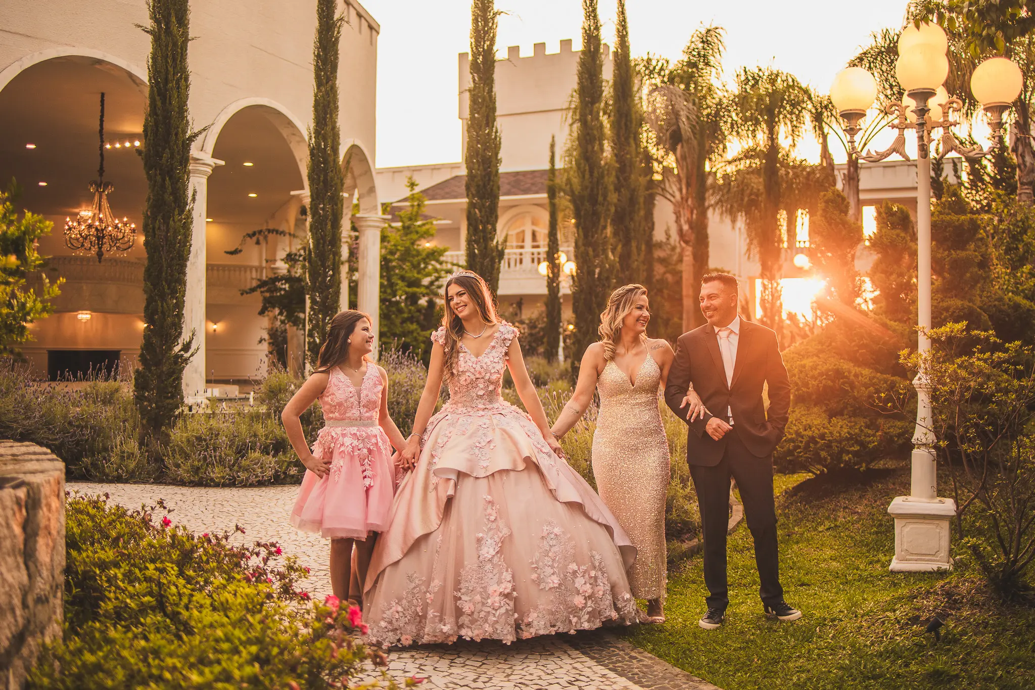 Viva o sonho da debutante em família! Descubra como o Castello Reale transforma a festa de 15 anos em um momento inesquecível de amor, elegância e celebração.