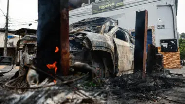 Criminalidade: incêndio provocado pelo Comando Vermelho durante a Operação Contenção. Associação de Delegados aponta aumento da violência nas favelas após ADPF.
