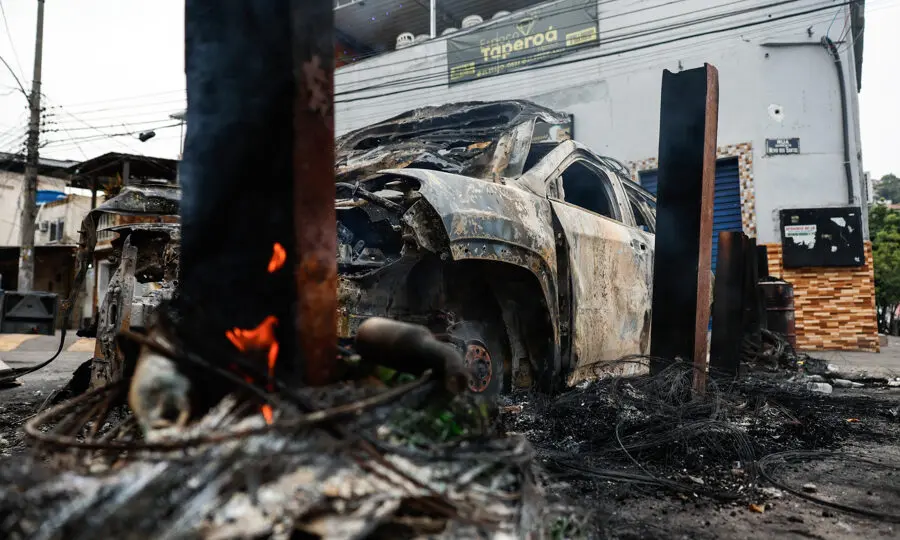 Criminalidade: incêndio provocado pelo Comando Vermelho durante a Operação Contenção. Associação de Delegados aponta aumento da violência nas favelas após ADPF.