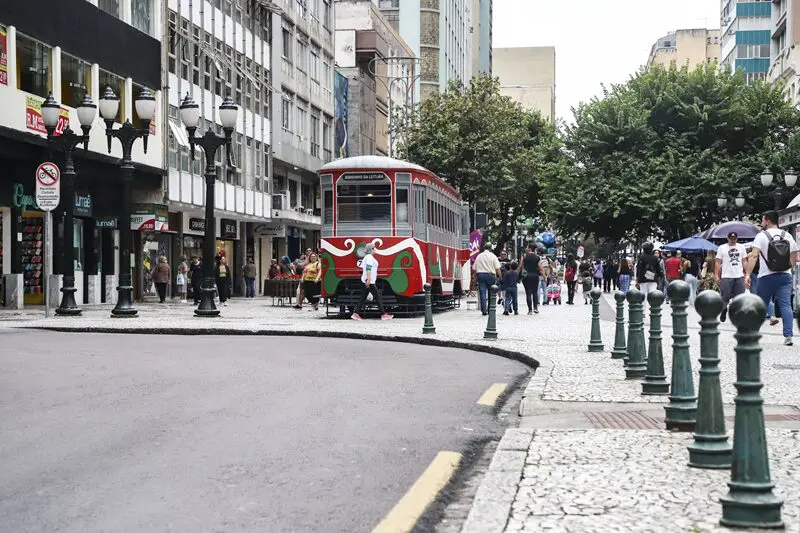 Incentivos fiscais e investimentos vão estimular retrofit, moradia e novos negócios na região central de Curitiba.