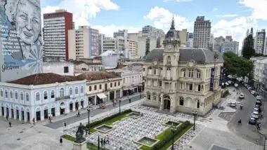 Prefeito Eduardo Pimentel apresenta o programa Curitiba de Volta ao Centro, que prevê R$ 163 milhões em incentivos para revitalizar o coração da cidade.
