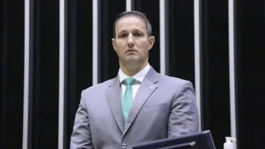 Derrite ignora pressão e mantém mudanças na Lei Antiterrorismo, com ajuste pontual à PF