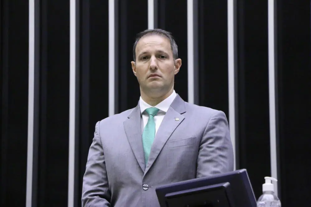 Derrite ignora pressão e mantém mudanças na Lei Antiterrorismo, com ajuste pontual à PF