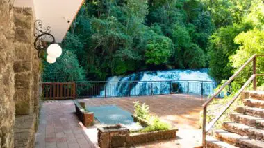 Após mais de 30 anos fechada, a antiga Usina Hidrelétrica São João de Foz volta a receber visitantes no Parque Nacional do Iguaçu. Totalmente revitalizado, o espaço reúne história, natureza e gastronomia às margens do Rio São João.