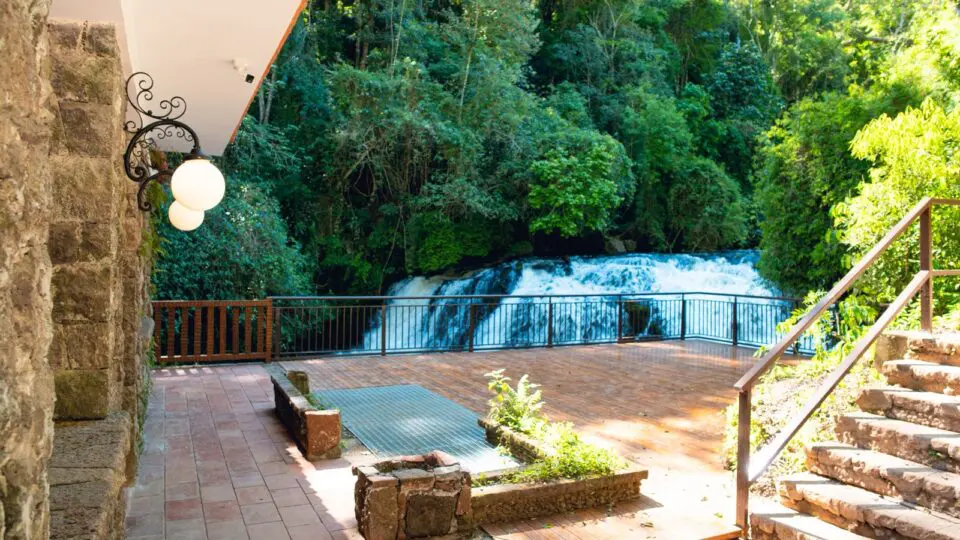 Após mais de 30 anos fechada, a antiga Usina Hidrelétrica São João de Foz volta a receber visitantes no Parque Nacional do Iguaçu. Totalmente revitalizado, o espaço reúne história, natureza e gastronomia às margens do Rio São João.
