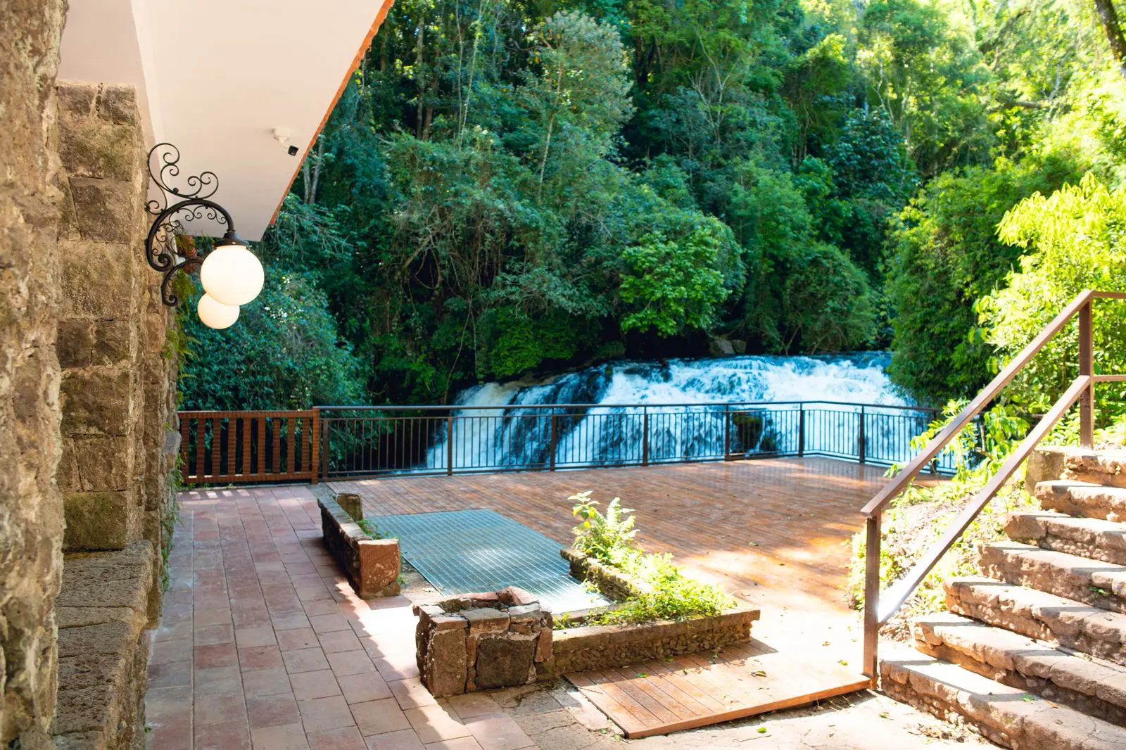 Após mais de 30 anos fechada, a antiga Usina Hidrelétrica São João de Foz volta a receber visitantes no Parque Nacional do Iguaçu. Totalmente revitalizado, o espaço reúne história, natureza e gastronomia às margens do Rio São João.