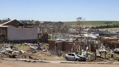 Campanhas de doação mobilizam voluntários e instituições para ajudar famílias atingidas pelos tornados.