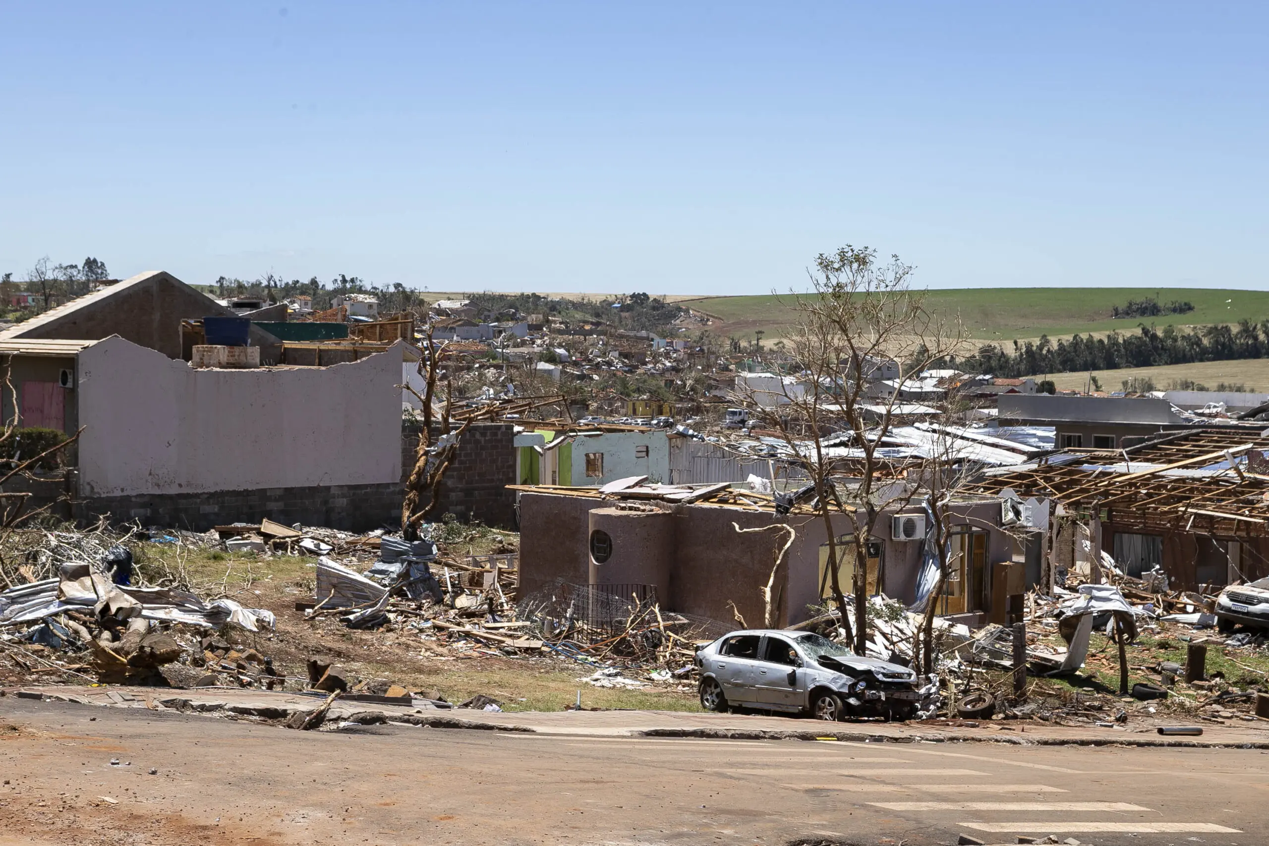 Campanhas de doação mobilizam voluntários e instituições para ajudar famílias atingidas pelos tornados.