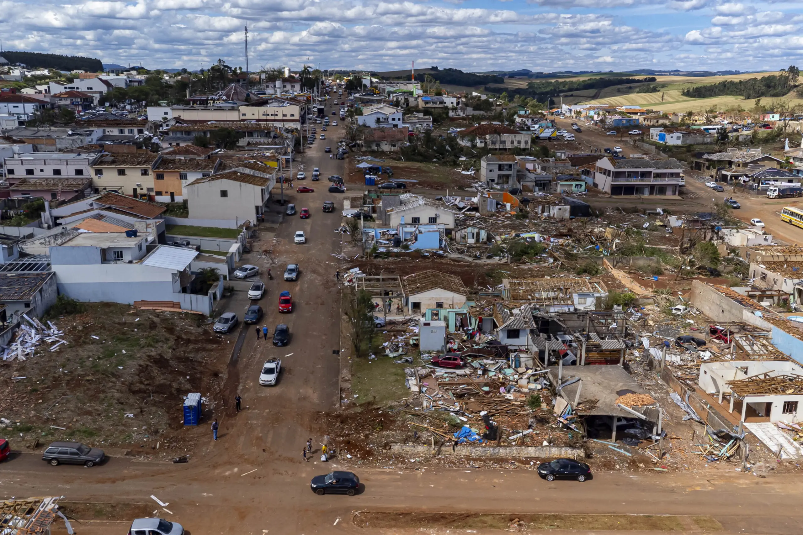 Governo do Paraná inicia ações emergenciais para reconstrução de moradias destruídas pelo tornados.