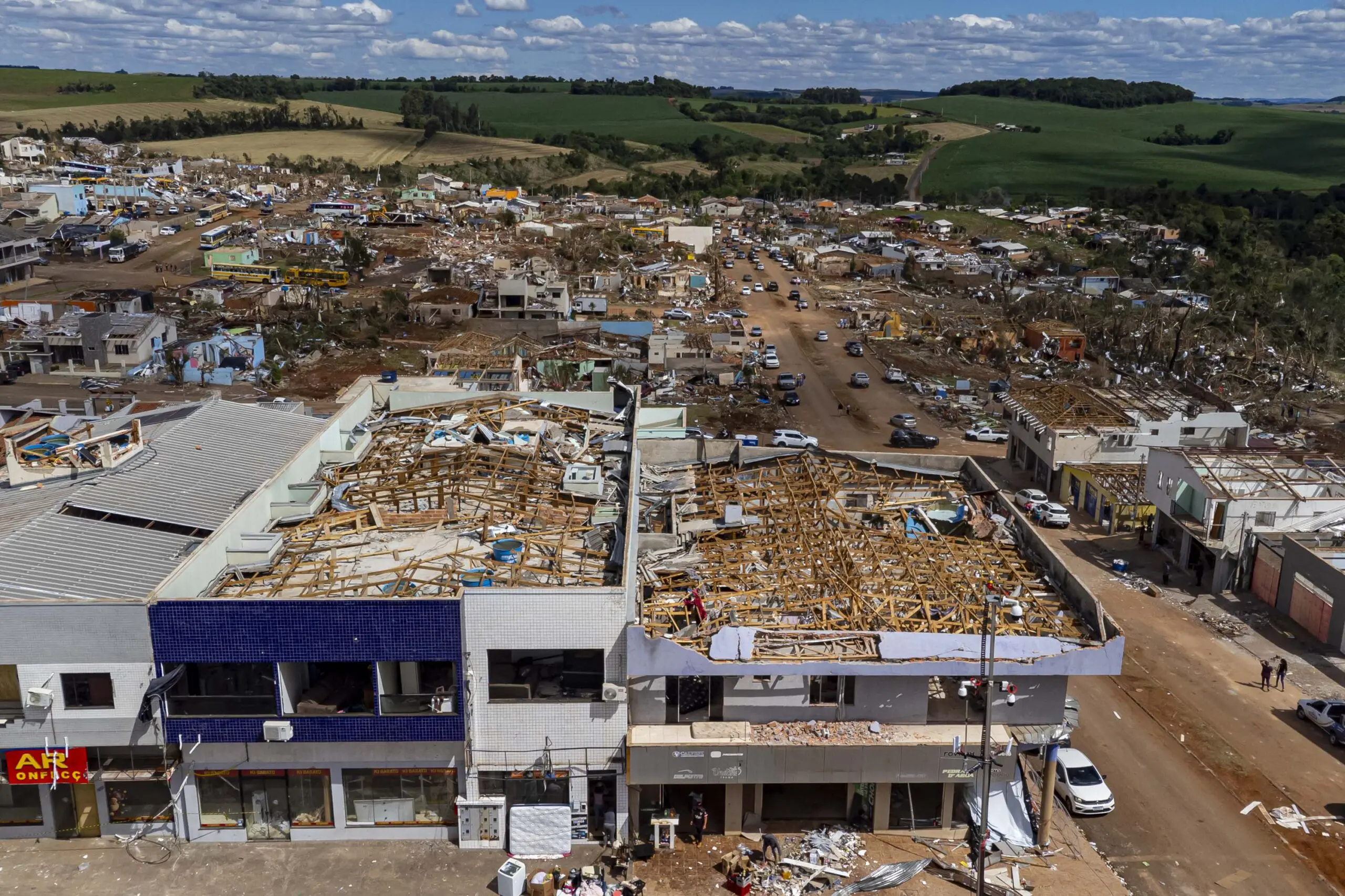 Casas destruídas e famílias desabrigadas mostram a dimensão dos estragos causados pela força do vento.