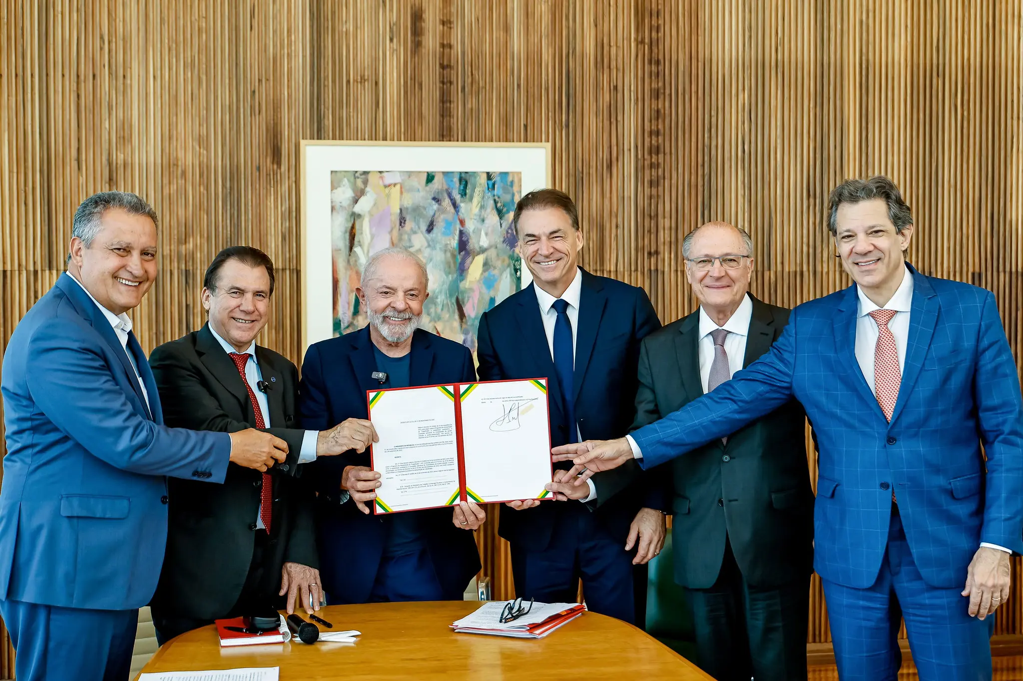 Lula assina decreto que muda regras para vale-refeição e alimentação