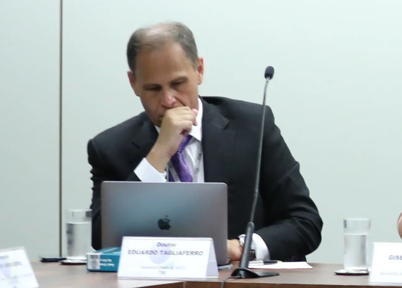 Negado seguimento: Eduardo Tagliaferro, em reunião entre o TSE e as plataformas digitais. O perito continuará com Moraes como relator da ação contra ele, após Fachin negar a análise da suspeição do ministro.