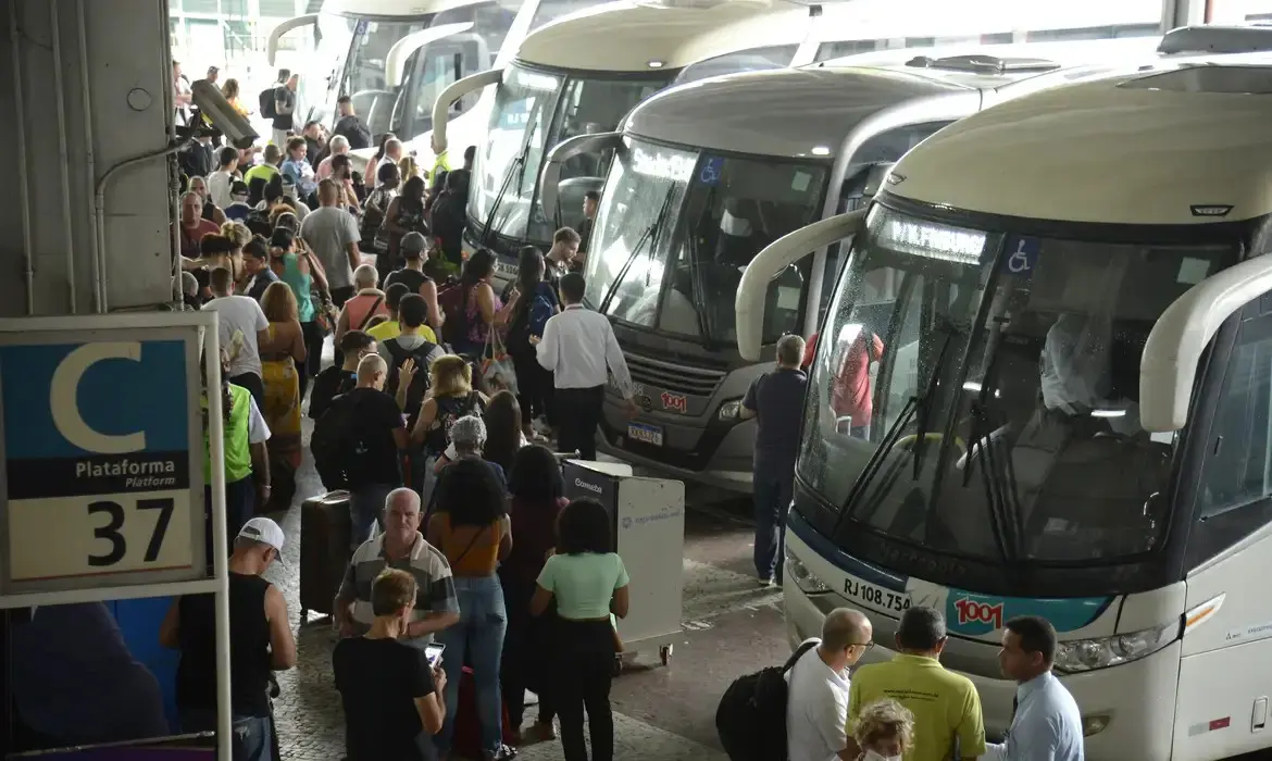 Arsenal do Comando Vermelho iria de SP ao RJ em ônibus turístico. Na rodoviária, a intermediária passaria a carga a um motorista de aplicativo.