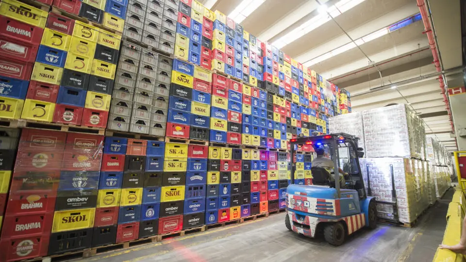 Maior fábrica de bebidas do Brasil pertence à companhia Ambev e está localizada em Uberlândia, Minas Gerais.