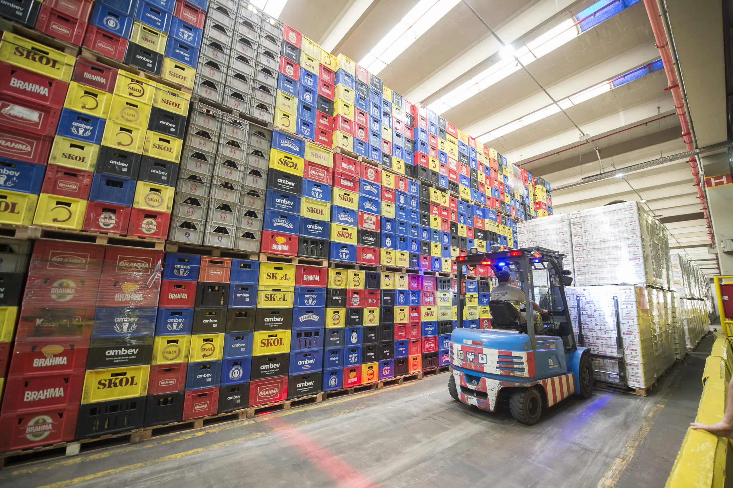 Maior fábrica de bebidas do Brasil pertence à companhia Ambev e está localizada em Uberlândia, Minas Gerais.