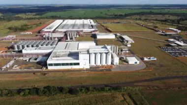 A maior fábrica de bebidas do Brasil impulsiona uma cadeia produtiva que gera mais de 66 mil empregos diretos e indiretos na região de Uberlândia.