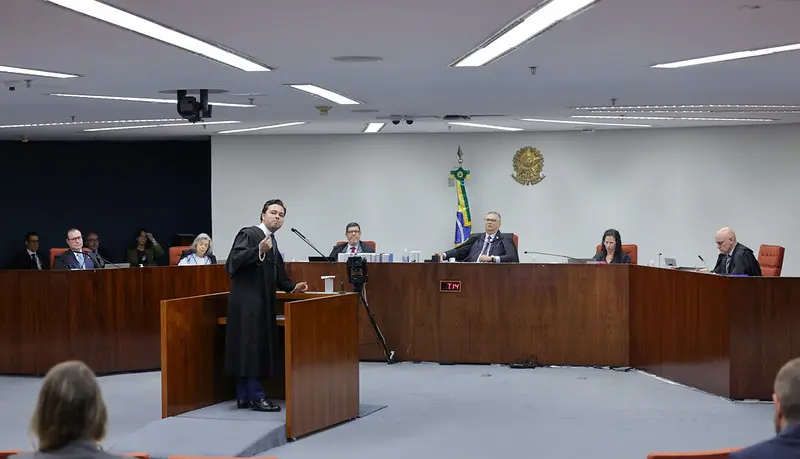 Após Moraes interromper sustentação oral para julgamento, Jeffrey Chiquini fala sobre ausência de laudo. Ele também se dirige a seus colegas para tratar de alteração de código hash em prova.