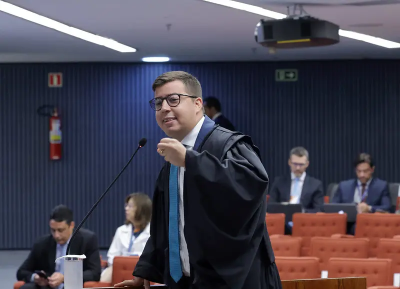 Analogia: Igor Vasconcelos Laboissierre, advogado do tenente-coronel Sérgio Cavalieri. Durante sua sustentação oral, o advogado citou o livro "O Senhor dos Anéis", sendo elogiado por Flávio Dino.