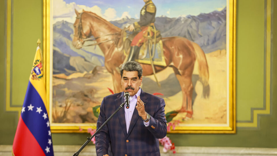 Maduro pede “prontidão” para luta armada após chegada de porta-aviões dos EUA