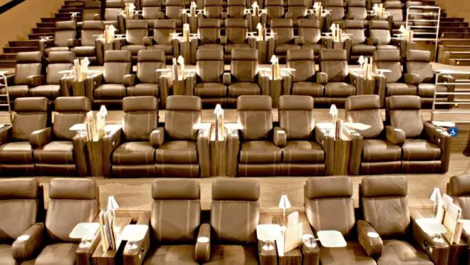 As salas VIP da rede Cinépolis contam com poltronas espaçosas, reclináveis, além de alimentos e bebidas especialmente selecionados | 