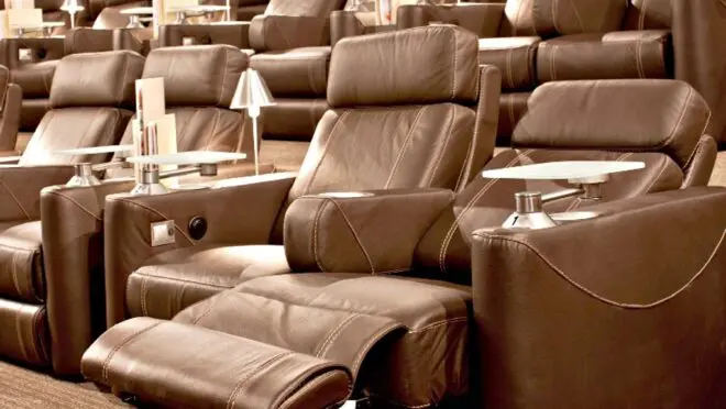 As salas VIP da rede Cinépolis contam com poltronas espaçosas, reclináveis, além de alimentos e bebidas especialmente selecionados | 