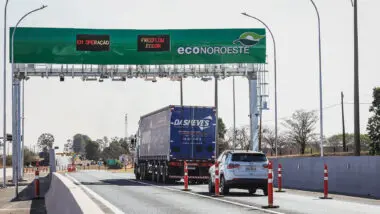 Pedágio free flow é aquele em que não há cabine de cobrança nem cancela, e o motorista deve ter a tag de pagamento automático no para-brisa ou então pagar pelo site ou, ainda, por um aplicativo de celular em até 30 dias depois da passagem pelo portal de cobrança com o veículo.