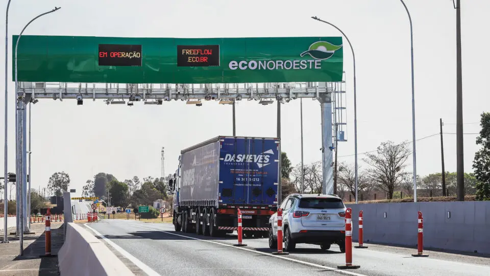 Pedágio free flow é aquele em que não há cabine de cobrança nem cancela, e o motorista deve ter a tag de pagamento automático no para-brisa ou então pagar pelo site ou, ainda, por um aplicativo de celular em até 30 dias depois da passagem pelo portal de cobrança com o veículo.