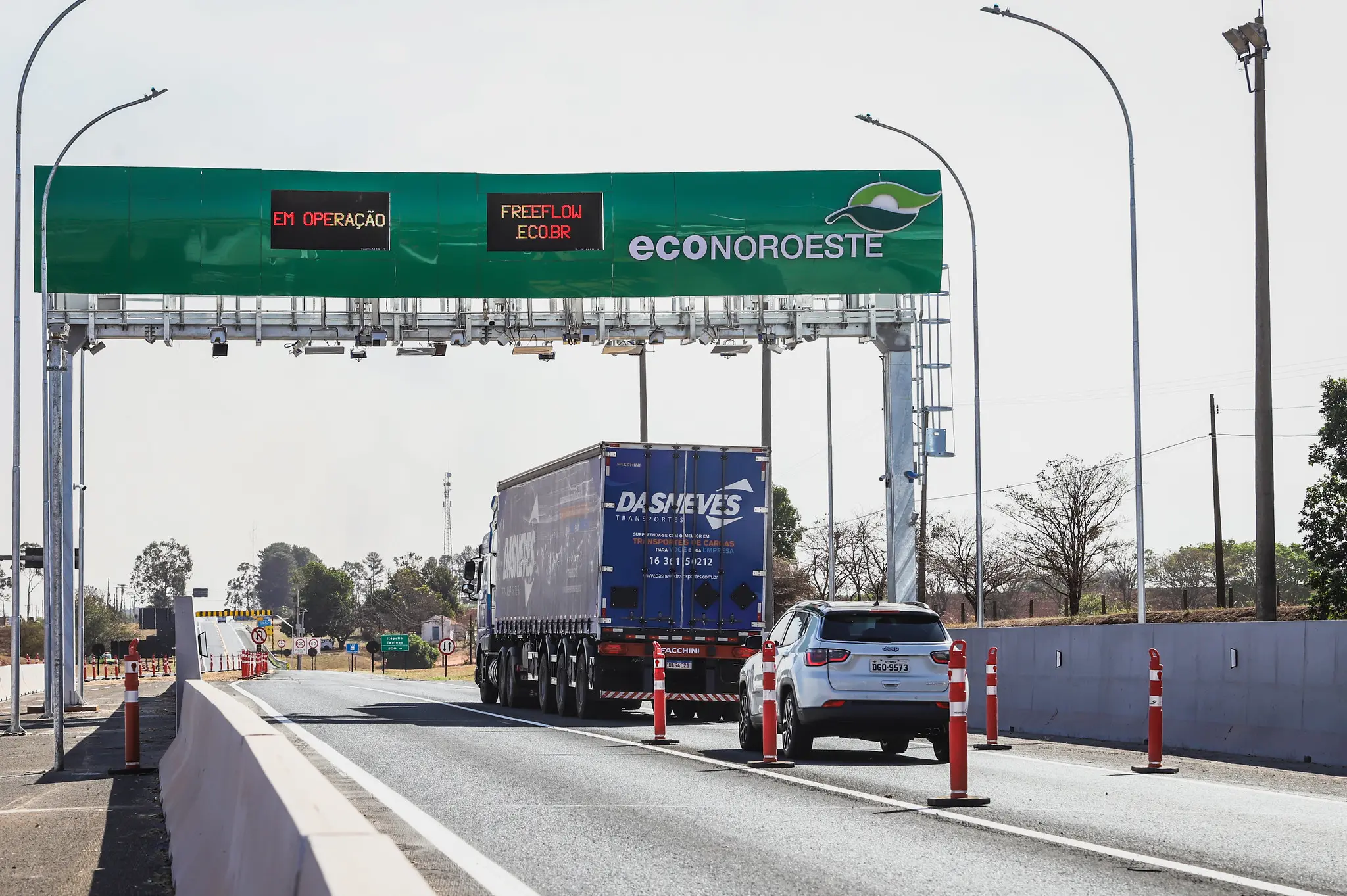 Pedágio free flow é aquele em que não há cabine de cobrança nem cancela, e o motorista deve ter a tag de pagamento automático no para-brisa ou então pagar pelo site ou, ainda, por um aplicativo de celular em até 30 dias depois da passagem pelo portal de cobrança com o veículo.