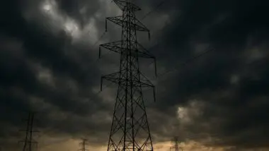 Torres de transmissão sob céu carregado simbolizam o alerta da ANEEL sobre o risco crescente de desequilíbrio no sistema elétrico brasileiro.