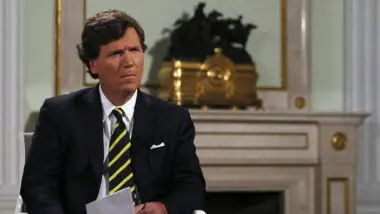 Tucker Carlson deu espaço a provocador antissemita e desencadeou uma crise no movimento conservador americano.