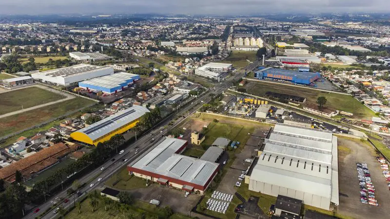 Com menos burocracia e mais agilidade, Curitiba se destaca no ambiente de negócios — na foto, a Cidade Industrial que concentra parte expressiva das empresas instaladas na capital.