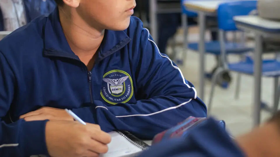Estudante do Colégio Cívico-Militar do Paraná durante aula: pesquisa mostra que 90% de pais e professores aprovam o modelo, que combina disciplina e foco na aprendizagem.