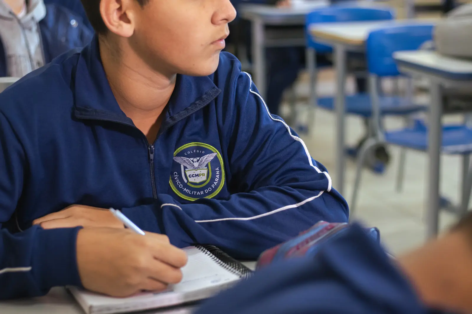 Estudante do Colégio Cívico-Militar do Paraná durante aula: pesquisa mostra que 90% de pais e professores aprovam o modelo, que combina disciplina e foco na aprendizagem.