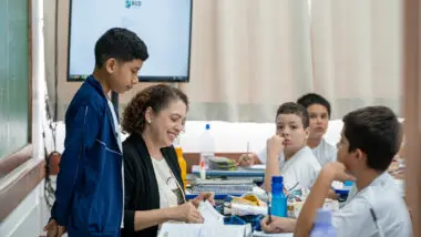 Professores e alunos em escola cívico-militar da rede estadual: estudo aponta melhora no rendimento e nas relações em sala de aula.