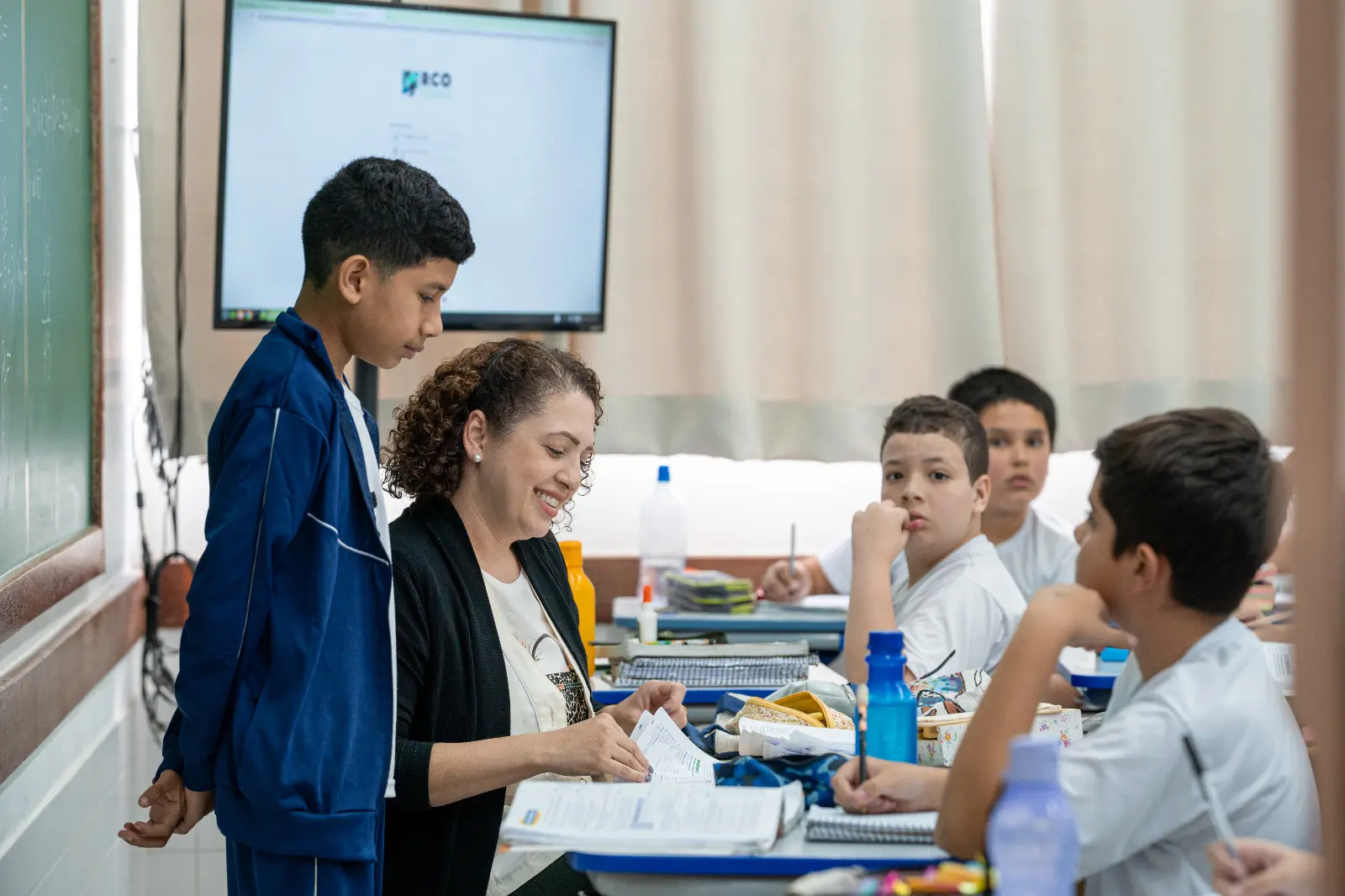 Professores e alunos em escola cívico-militar da rede estadual: estudo aponta melhora no rendimento e nas relações em sala de aula.