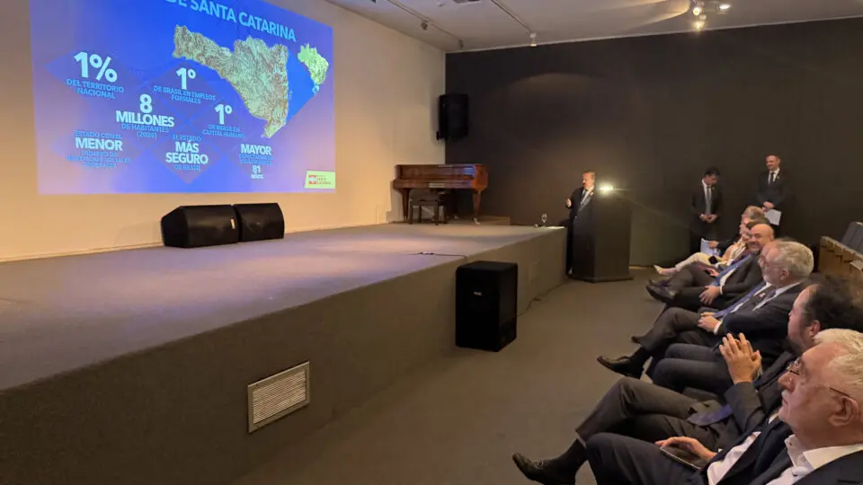 Enquanto Lula briga com Milei, governador de Santa Catarina faz negócios e exportações crescem 25%.