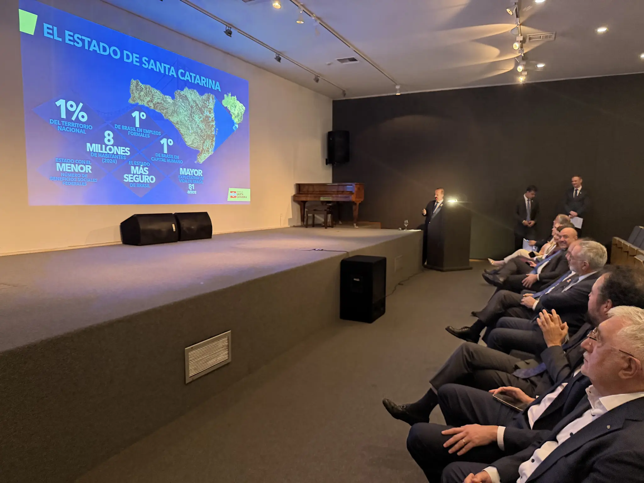 Enquanto Lula briga com Milei, governador de Santa Catarina faz negócios e exportações crescem 25%.