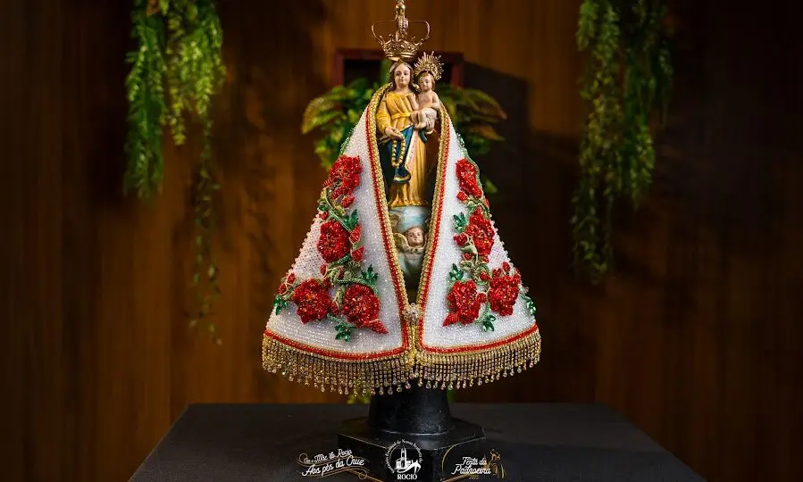 Imagem de Nossa Senhora do Rocio, Padroeira do Paraná, símbolo de fé, proteção e esperança para milhares de devotos.