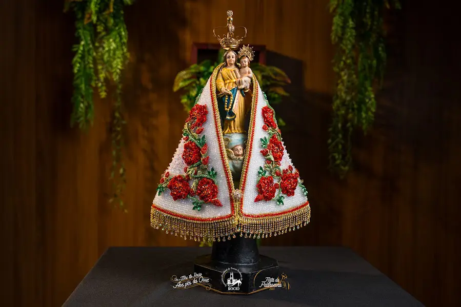 Imagem de Nossa Senhora do Rocio, Padroeira do Paraná, símbolo de fé, proteção e esperança para milhares de devotos.