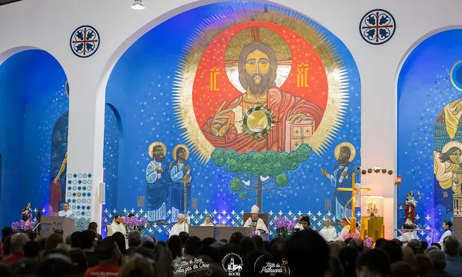 Fiéis lotam o Santuário do Rocio durante as novenas da festa, que celebra a Padroeira do Paraná com missas e procissões.