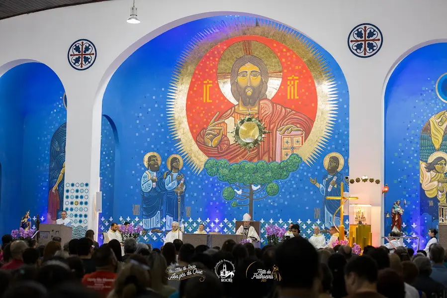 Fiéis lotam o Santuário do Rocio durante as novenas da festa, que celebra a Padroeira do Paraná com missas e procissões.