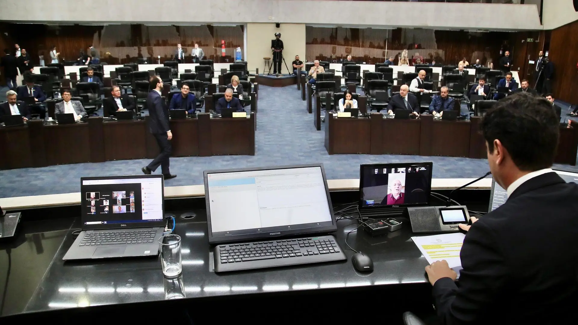Todos os 54 deputados participaram das sessões extraordinárias da Assembleia Legislativa do Paraná, para aprovar medidas urgentes de resposta à tragédia em Rio Bonito do Iguaçu.